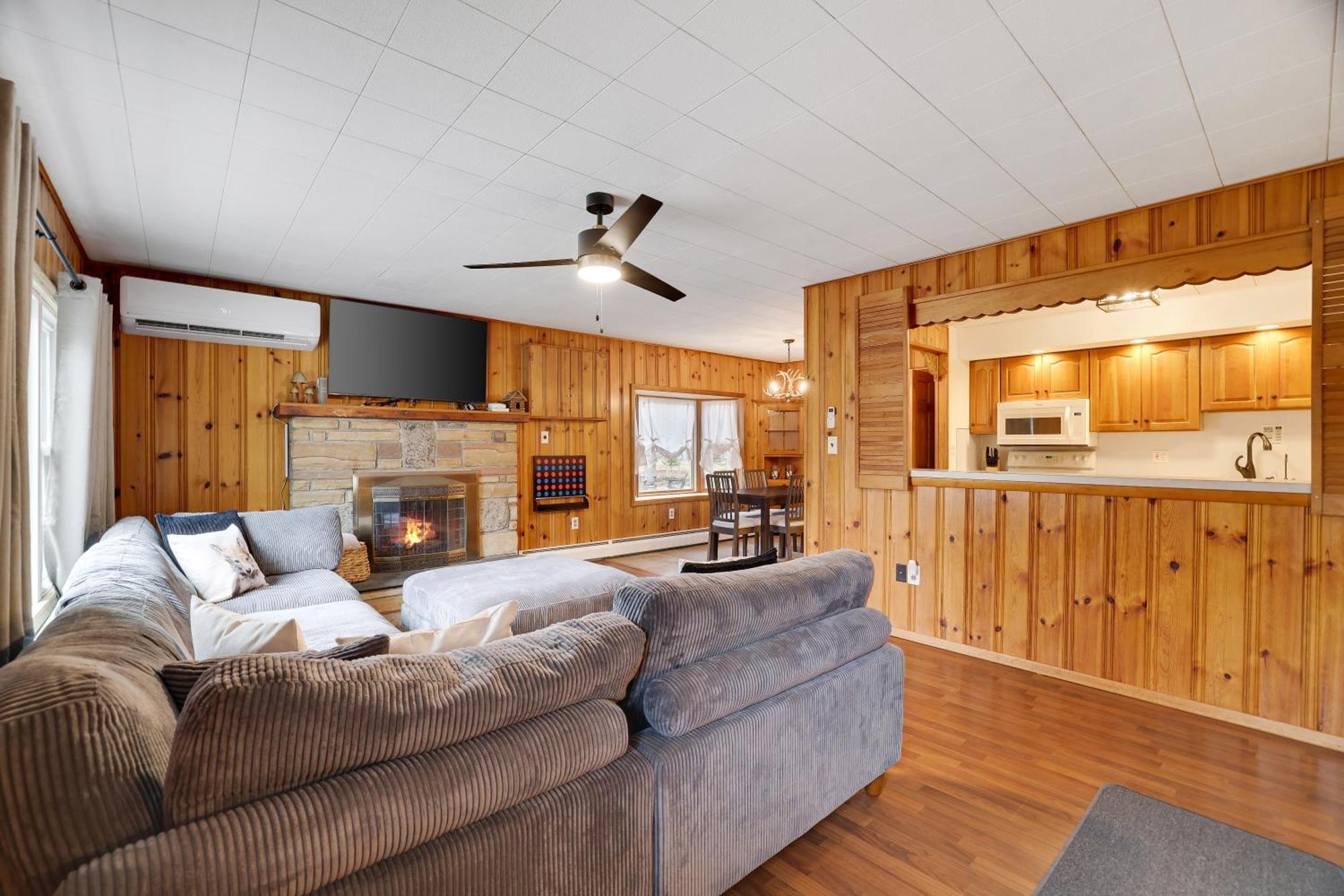 Kayaks, Hot Tub & By Lake! Holiday home Arrowhead Lake