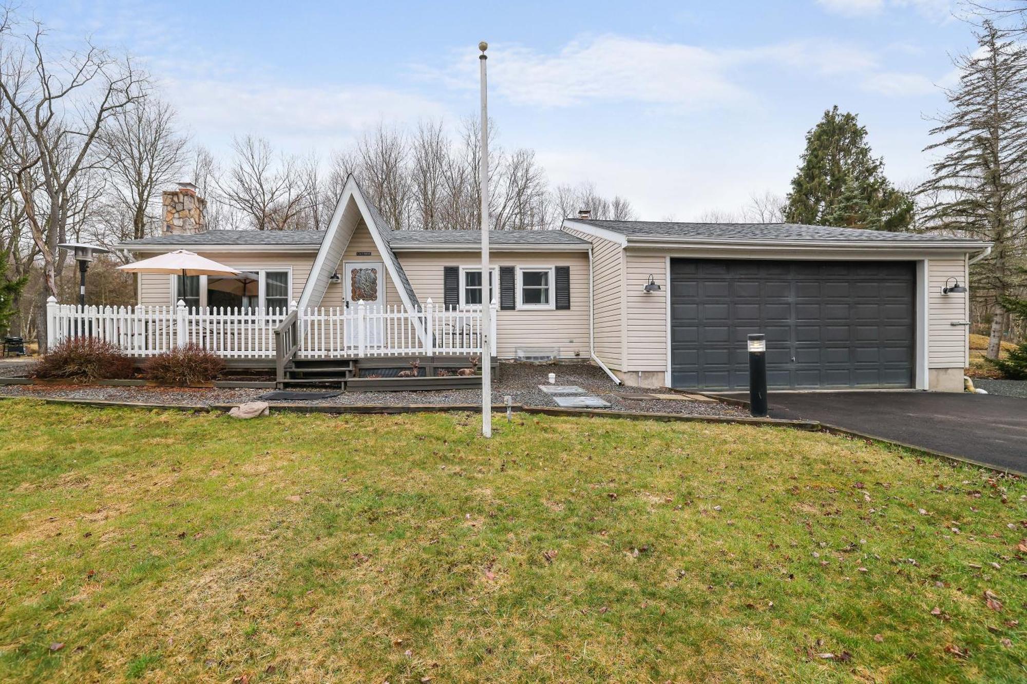 Kayaks, Hot Tub & By Lake! Holiday home Arrowhead Lake