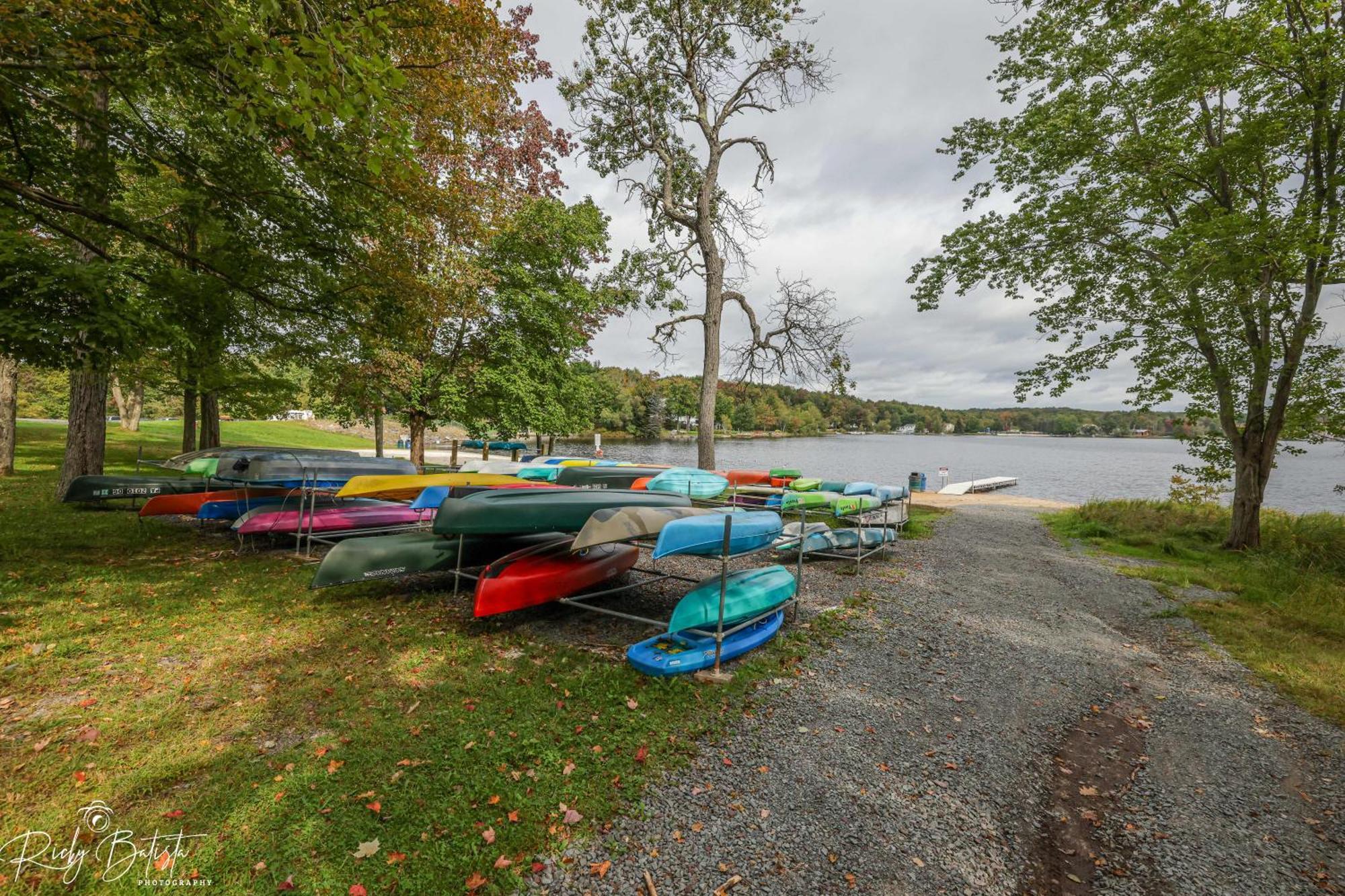 Holiday home Kayaks, Hot Tub & By Lake!