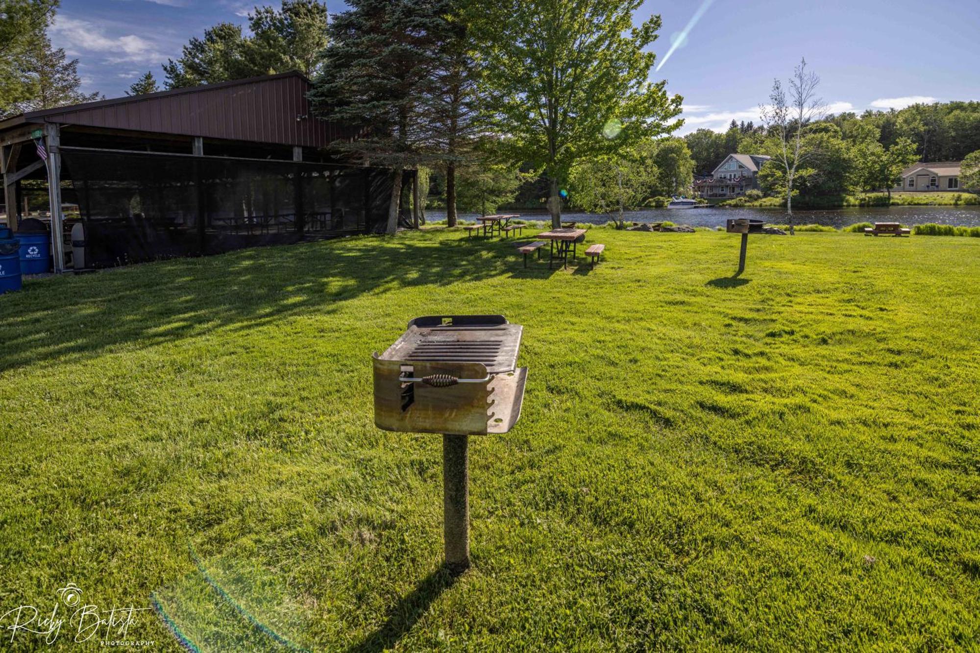 Holiday home Kayaks, Hot Tub & By Lake! *