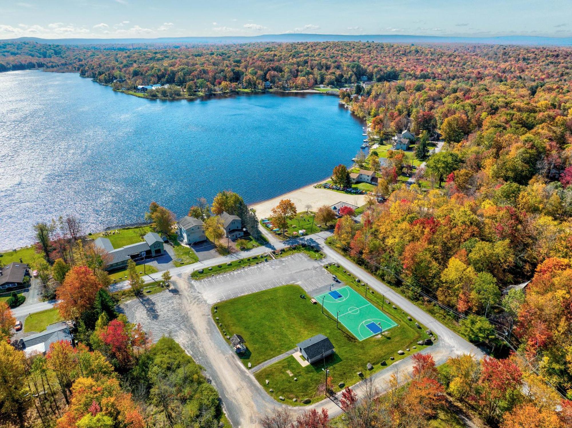 Holiday home Kayaks, Hot Tub & By Lake!