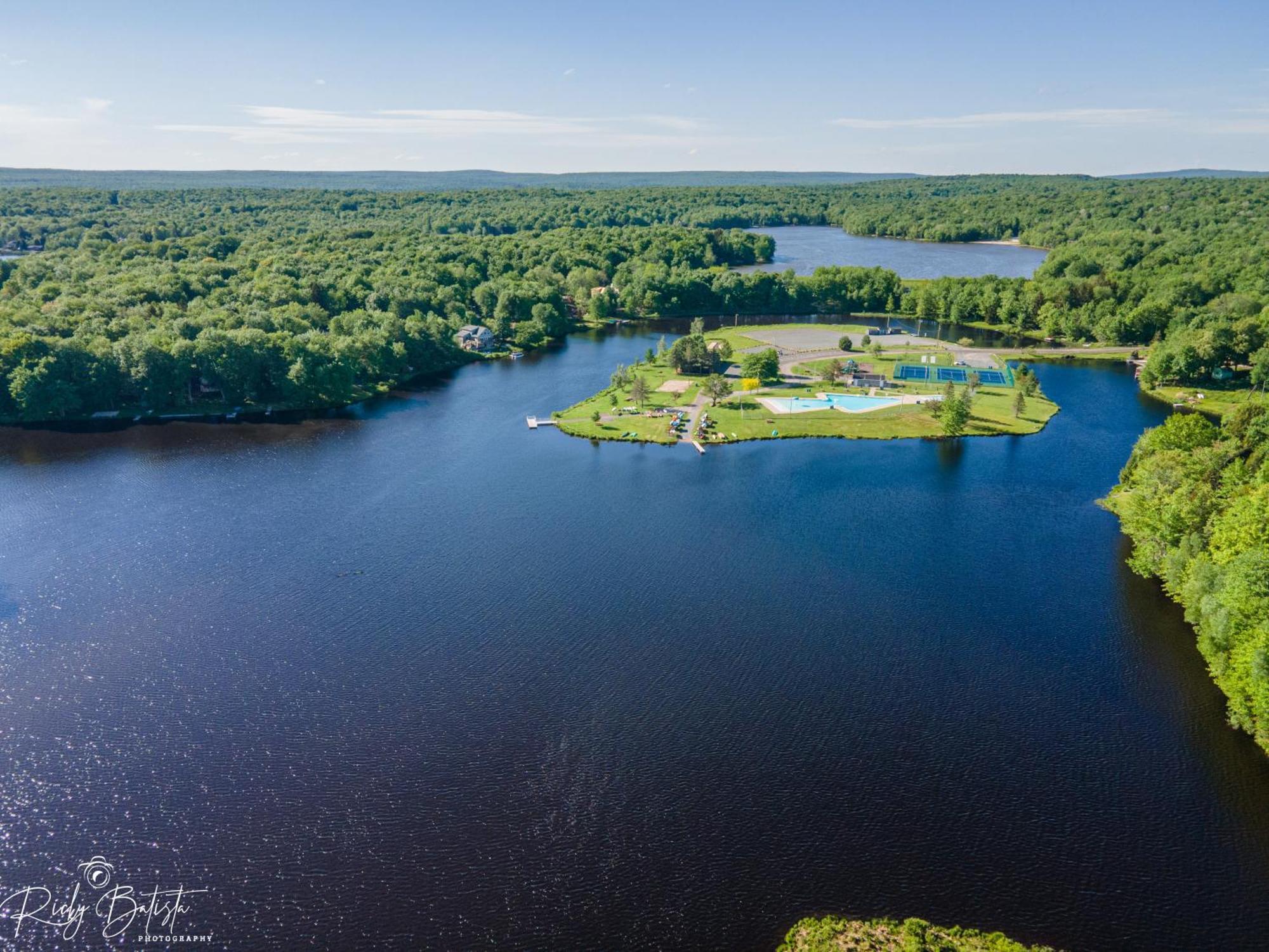 Kayaks, Hot Tub & By Lake!