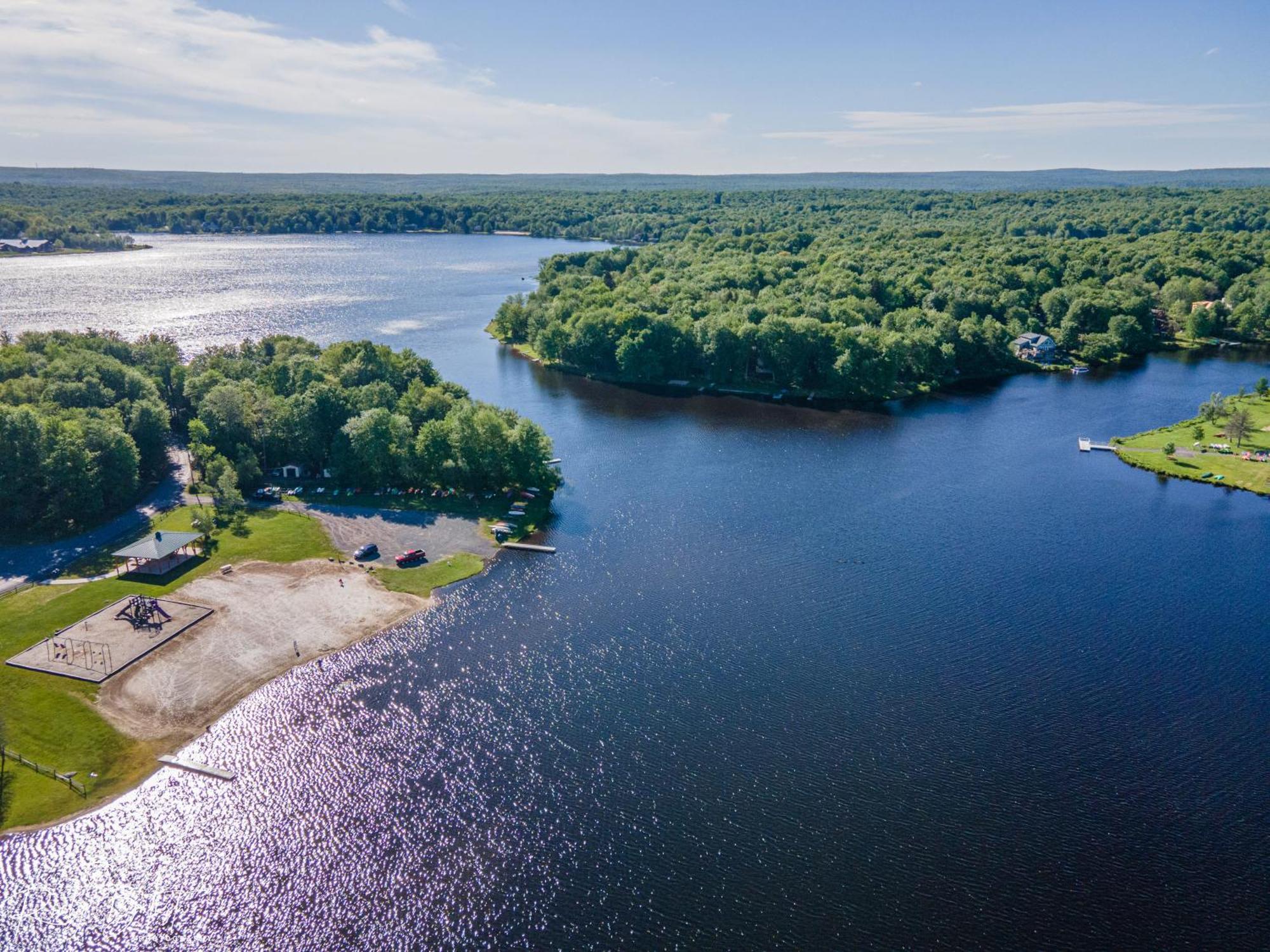 Holiday home Kayaks, Hot Tub & By Lake!