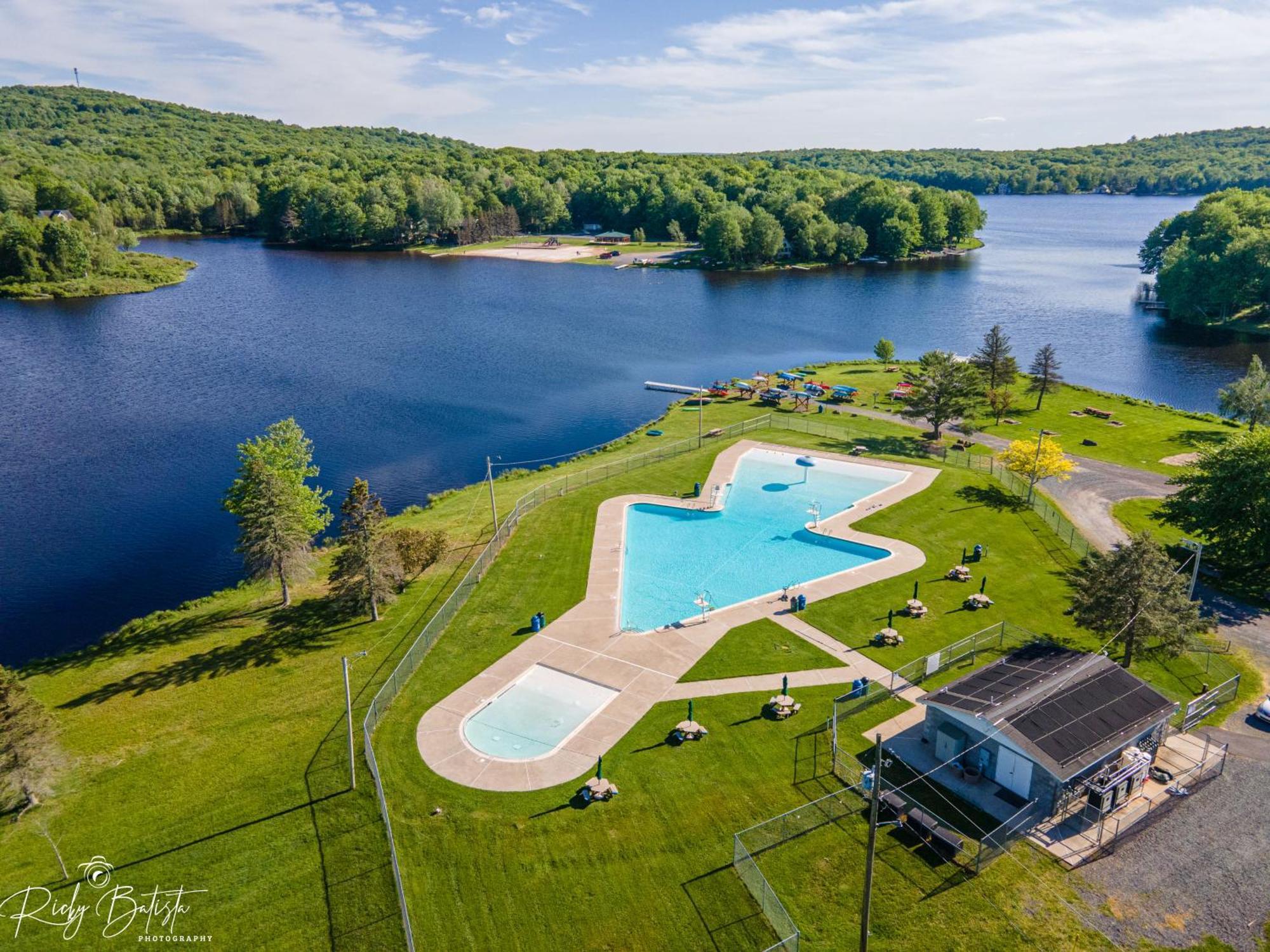 Kayaks, Hot Tub & By Lake! Holiday home *