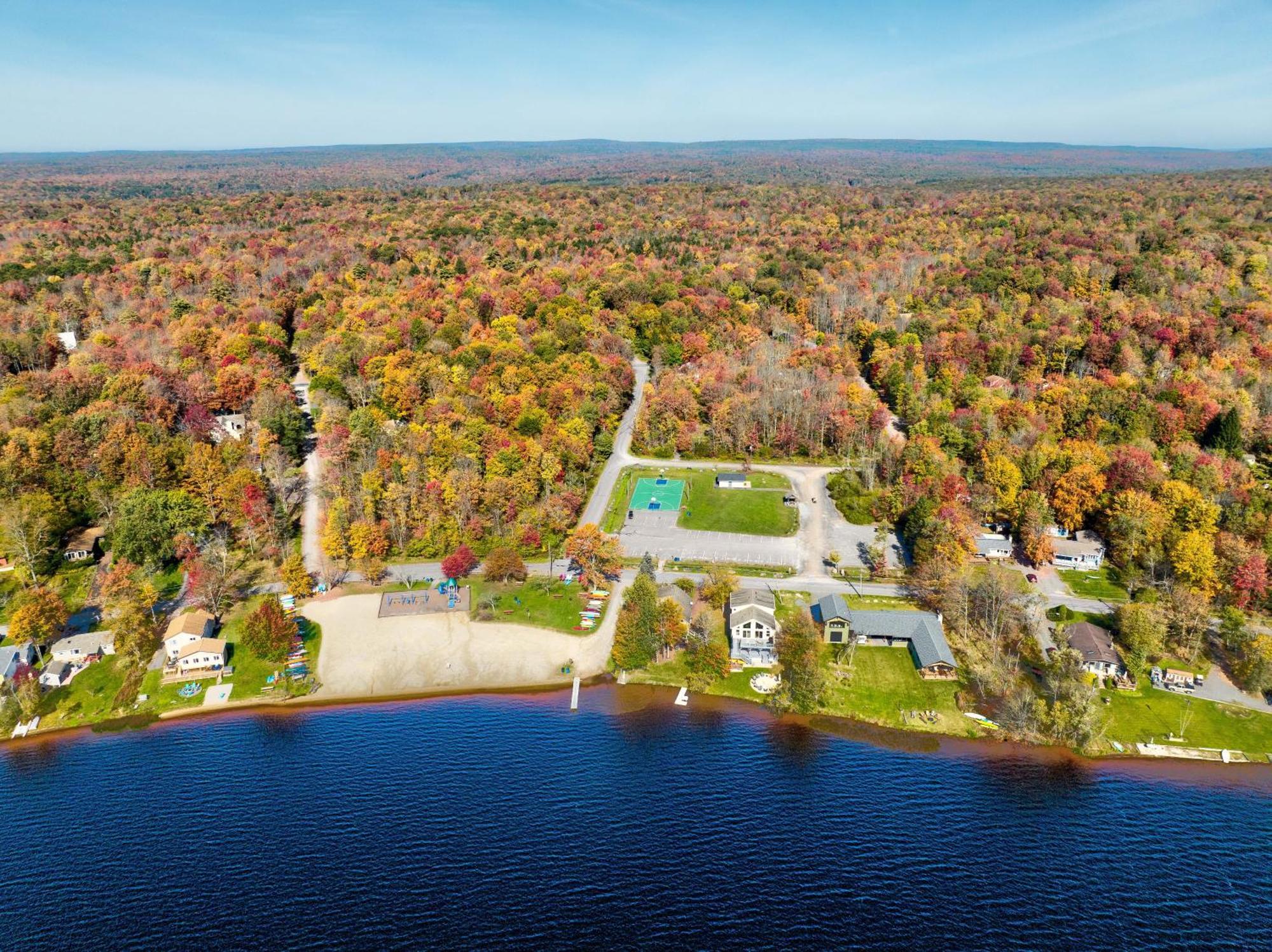 Kayaks, Hot Tub & By Lake!